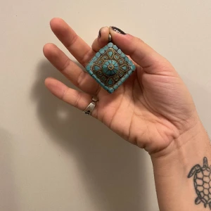 Turkost vintage berlock - Jättefint turkos/bronsfärgat berlock köpt på secondhand💙 