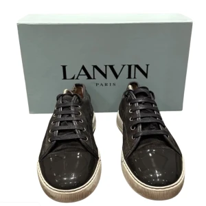 Lanvin skor - Säljer nu ett par tvär feta lanvin skor i storlek 7. Skick 6,5/10 lite repor här och där. Numererad UK 7 men fits 42. Köparen står för frakten och möts görna upp i Stockholms innerstad💯✅ Box ingår självklart!🤝  Köpt på Farfetch i April för 4700kr