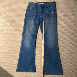 Ett par utsvängda Bailey jeans. Storlek 152 men är en lite kortare modell. 56 cm från grenen. Flicka