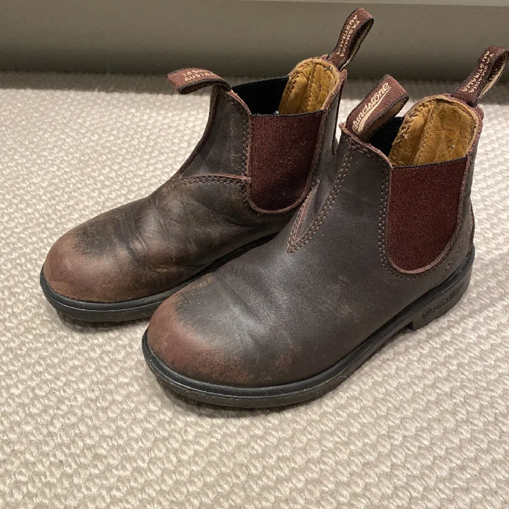 Ett par bruna Blandstone skor. Barn (Unisex). Sulor saknas. Storlek? Ca 32. 20 cm långa.. Kengät.