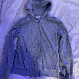 Juicy couture hoodie grå S/M - Säljer min gråa juicy hoodie för jag inte använder den längre, den är i bra skick och inte använd så mycket. Köpte den för 899kr på kids brandstore för nästan 1 år sen. Den är i storlek 14/15 men passar mig som har M💕