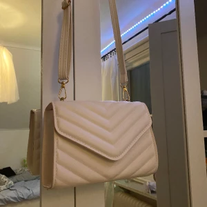 Väska  - Superfin väska som är helt ny! Köpt i Spanien, vet tyvärr inte vad affären heter. Men den är helt oanvänd. 