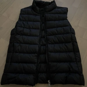 Väst - En svart väst från mango storlek M, använd fåtal gånger och superbra skick.
