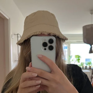 Buckethat  - Beige buckethat från Asos med franssetaljer. Aldrig använd. Storlek S-M. 30:- ex frakt