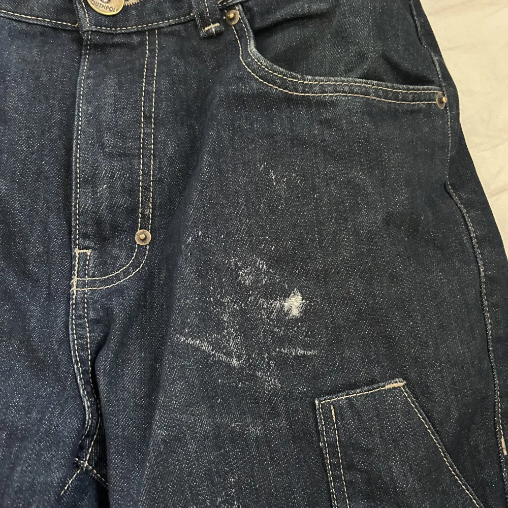 Feta byxor med tryck bak, spillt lite batteri syra på byxorna (bild 3) men annars är dom som helt nya.. Jeans & Byxor.