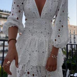 Vit klänning från maje 💓 Köpt på farfetch. Kollar intresset på denna superfina, vita klänningen i storlek 34. Klänningen är i gott skick och endast använd ett fåtal ggr! Skriv bud privat ✨Köparen står för frakten!  (första bilden är lånad)