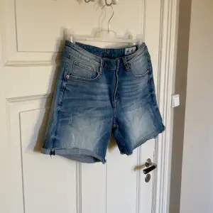 Säljer dessa snygga jeansshorts från Crocker. I fint skick. Storlek M. 