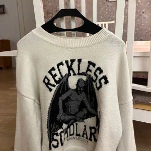 Reckless Scholars - En skön stickad tröja från reckless scholars Size M men liten i storleken.