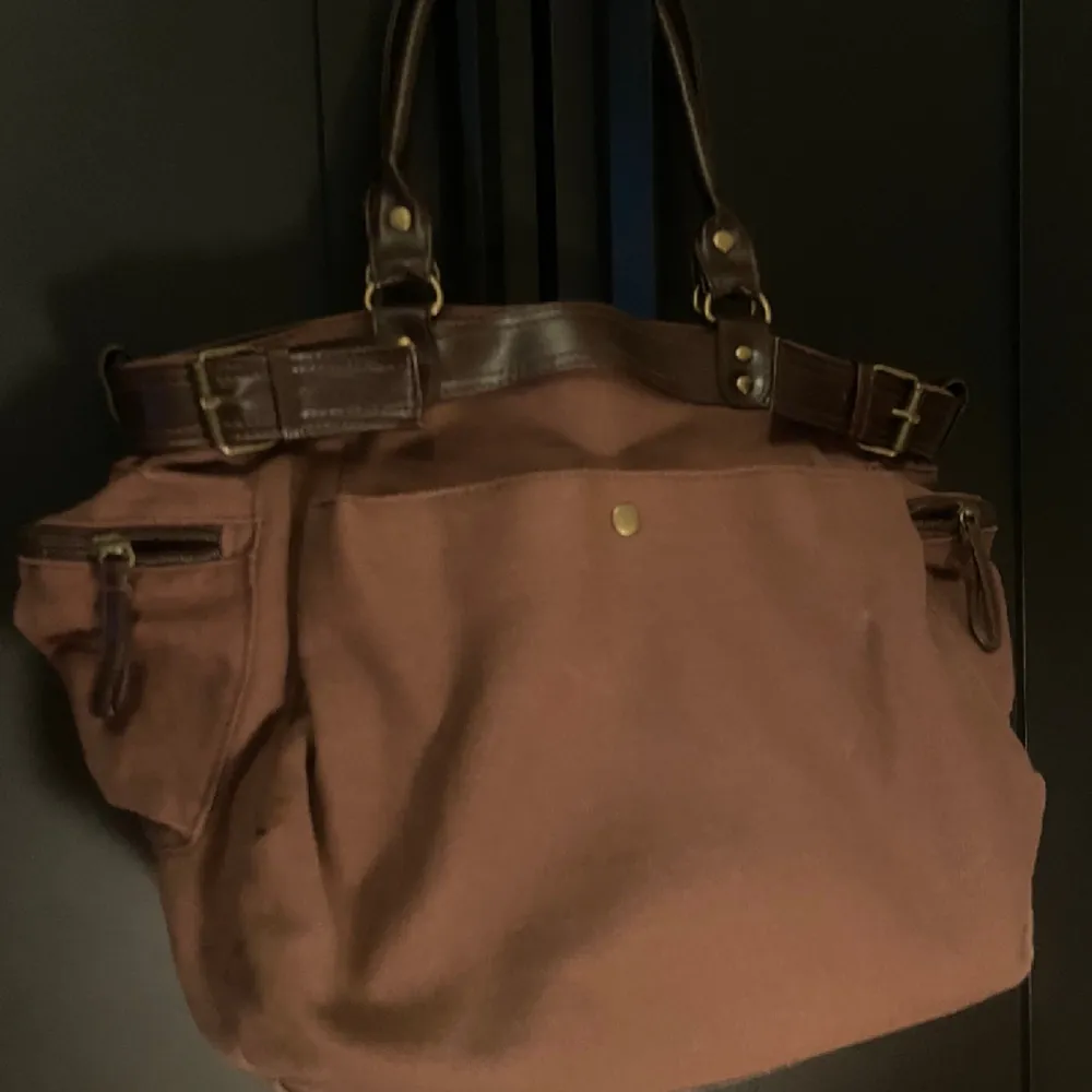 En brun väska, stor!. Väskor.