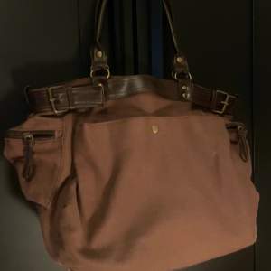 En brun väska, stor!