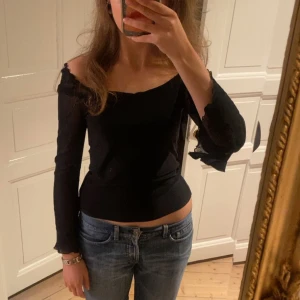 Svart topp - Superfin svart topp med fina ärmar i mesh med blommigt mönster💕😇 Väldigt smickrande passform. Perfekt skick! Passar S/M. Skriv vid funderingar och kolla in mina andra annonser❤️