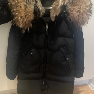 Cedrico monet - Cedrico monet vinter jacka. Köpt på johnells för 2 vintrar sen.  Fint använt skick. 