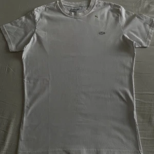 Lacoste T-shirt - Lacoste T-shirt, fläck men går att tag bort därför billigt pris