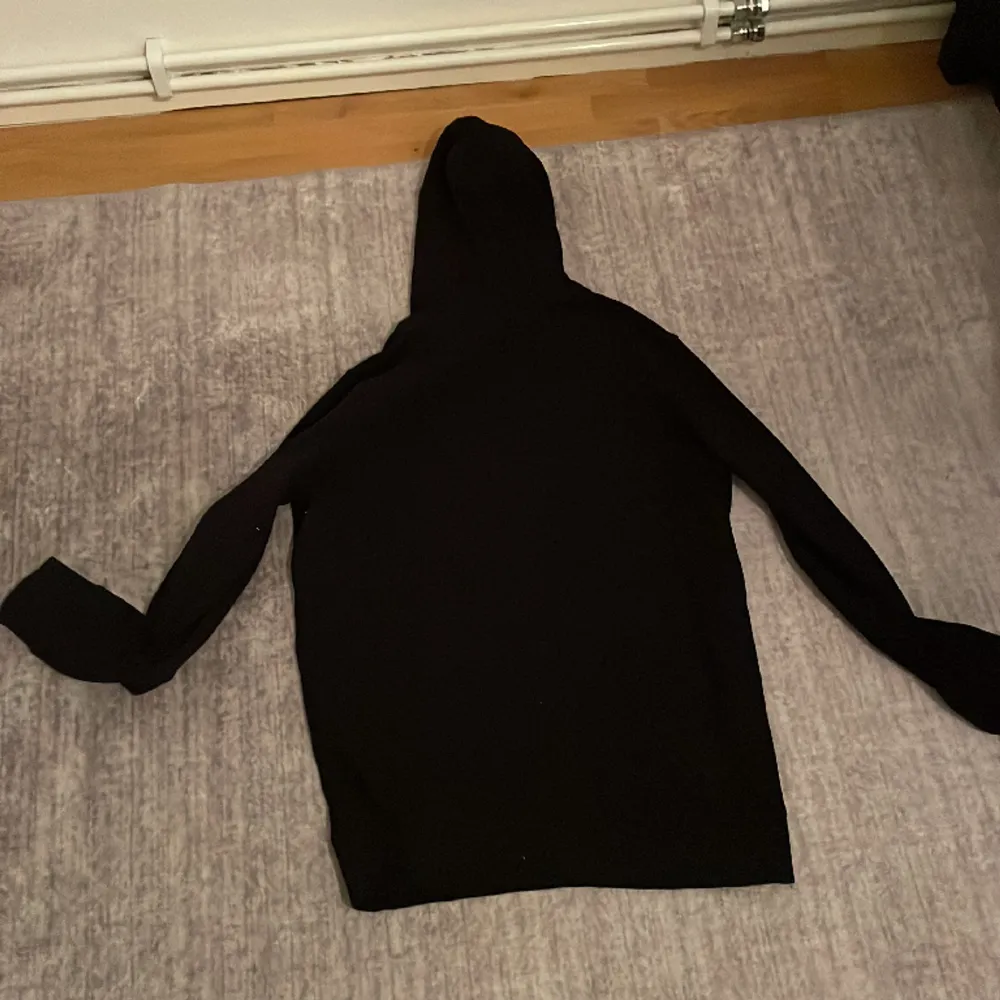 En helsvart kappa hoodie som nästan aldrig är använd och är i helt nyskick. . Tröjor & Koftor.