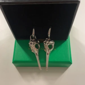 Coola örhängen  - Ett par jätte fina örhängen i jätte bra skick💞