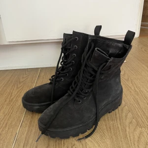 Yeezy stövlar  - Säljer min killes yeezy stövlar från season 6. Knappt använda. 