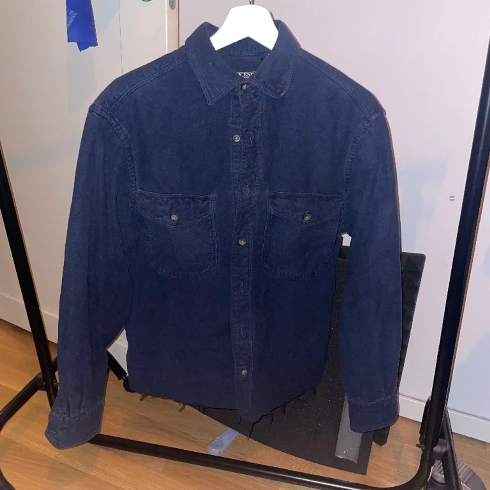 Stilig mörkblå skjorta från Land’s End, den är väldigt bekväm att ha på sig. På etiketten står det S men jag skulle säga att den passar som M. (Lämnas nytvättad/strykt). Skjortor.