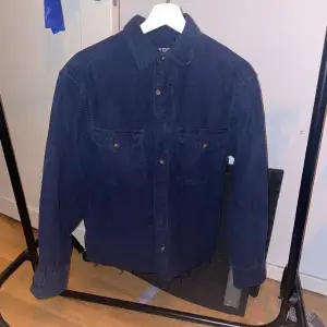 Stilig mörkblå skjorta från Land’s End, den är väldigt bekväm att ha på sig. På etiketten står det S men jag skulle säga att den passar som M. (Lämnas nytvättad/strykt)
