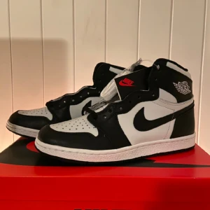 Jordan 1 ’85 black/white - Helt nya storlek 42, perfekt julklapp till sig själv eller någon annan