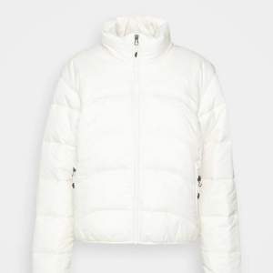 Säljer min vita North face jacka nu! Endast använd under förra vintern och är i bra skick. Säljs då den inte används mer. Nypris 2195. 