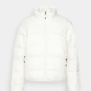 Säljer min vita North face jacka nu! Endast använd under förra vintern och är i bra skick. Säljs då den inte används mer. Nypris 2195. 