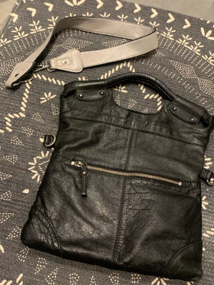 Indiska läderväska handväska svart läder skinn - Superfint skick, läcker väska som är tuff och mjuk.