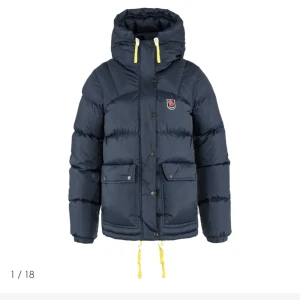 Fjällräven jacka  - Säljer min fjällräven jacka då den är lite stor på mig. Den är i storlek Xxxs men sitter verkligen inte som det utan sitter som en Xs-S. Skriv för flera bilder.