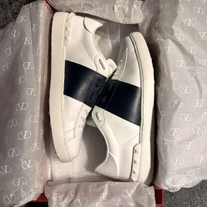 Valentino skor - Säljer min brorsas Valentinos då dom knappt kommit till användning och är i nästan nyskick, extrasnören och tygpåse ingår!