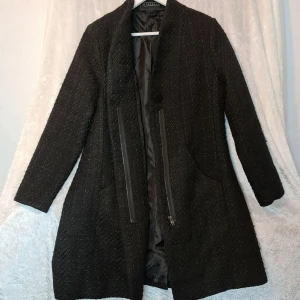 GIOVANNA Kappa (NY) - Skön o varm kappa i Stl 38 men passar 36 också.  