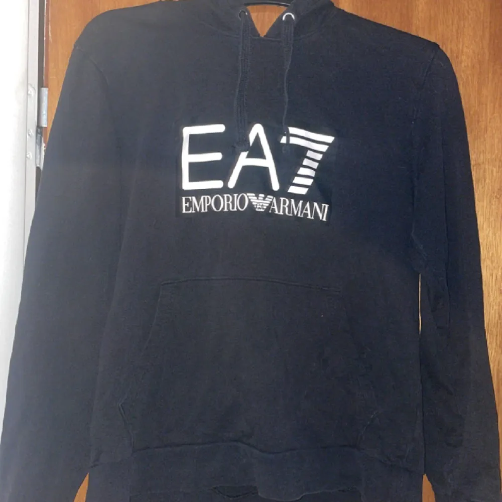 Armani hoodie , använd fåtal gånger, älskar denna men det är FÖR stor så har köpt en mindre storlek. . Tröjor & Koftor.