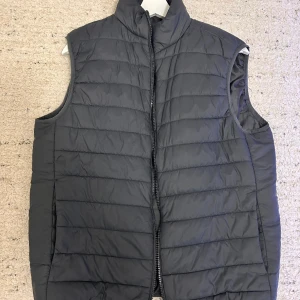 Zara väst - Säljer en stilig zara väst som knappt kommit t användning så är u väldigt bra skick