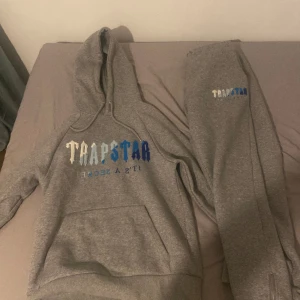 Trapstar tracksuit  - Trapstar tracksuit, passar inte mig så vill gärna sälja den. Jätte jätte fin o varm och i perfekt skick👍👍