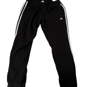 Adidas byxor - Svarta adidas byxor i skönt material! Fint skick💖💖 kontakta mig vid fler frågor!