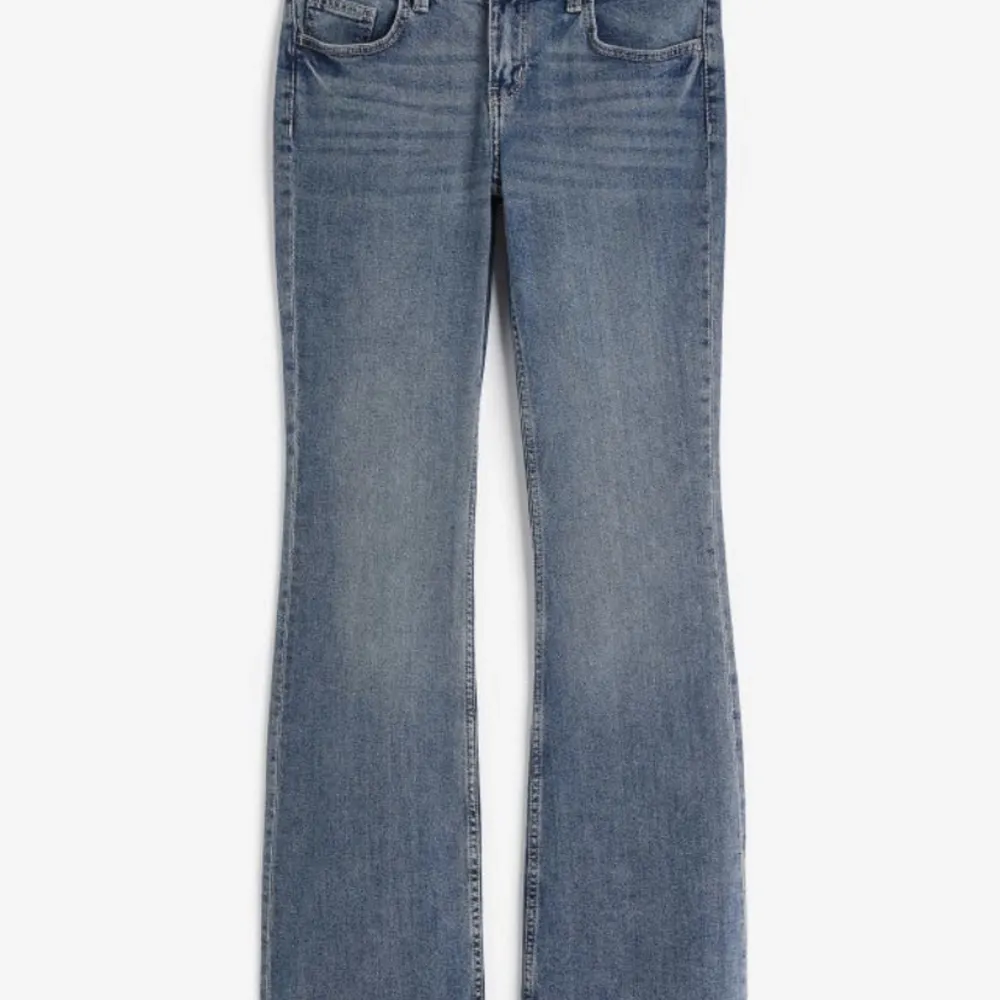 Snygga lågmidjade jeans från hm som tyvärr har blivit försmå. De är pyttelite slitna på vissa ställen så skriv för bild på det ❤️. Jeans & Byxor.