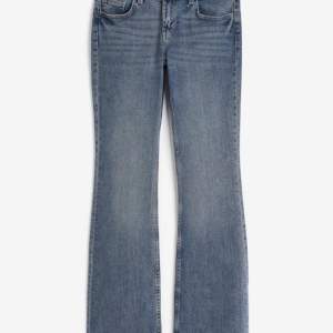 Snygga lågmidjade jeans från hm som tyvärr har blivit försmå. De är pyttelite slitna på vissa ställen så skriv för bild på det ❤️