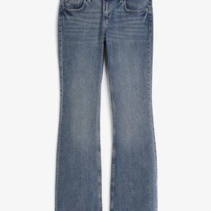Flared low jeans - Snygga lågmidjade jeans från hm som tyvärr har blivit försmå. De är pyttelite slitna på vissa ställen så skriv för bild på det ❤️