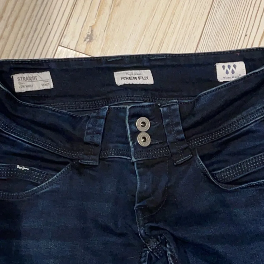 Nu säljer jag dessa Pepe jeans för 250kr och köpta för ca 700kr💓, säljer även typ ett par likadana för samma pris i storlek 25/32, jättebra skick, använt typ bara 2 gånger innan, skicka för mer bilder💓💓 kontakta innan köp!💓 säljer för ligger i garderoben💓. Jeans & Byxor.