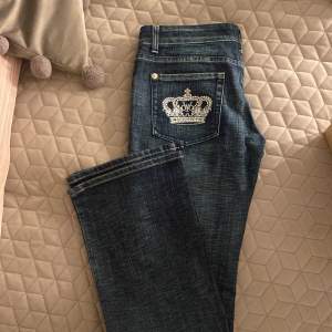 Super coola Victoria Beckham jeans, JÄTTE fint skick!  Storek 32 men sitter mer som storlek 36/38💕 De är lågmidjade och bootcut!