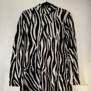 Snygg djurmönstrad klänning från Zara. Stlk M Jätteskönt tyg. Dragkedja i ryggen. Vit, beige, svart. Nypris: 499kr