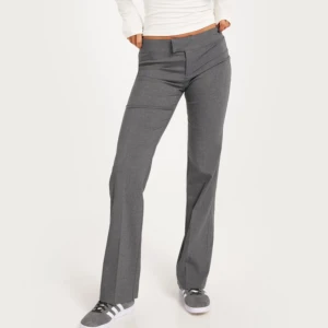 Low waist suit pants - Lågmidjade kostymbyxor från Nelly! Endast provade. Står strl 32 på lappen men alldeles för stora för mig som är normal xxs så det är absolut en 34 & passar säkert en mindre 36 med. 