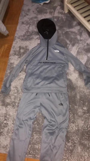 northface tracksuit - Nypris 1700kr, haft på den ett par gånger, storlek S