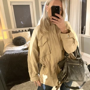 Custummadd liknande jacka  - Beige liknande custummade jacka 💓💓 as cool och snygg! 