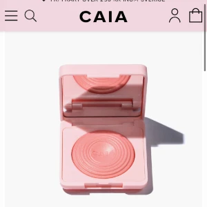 caia blush - säljer denna super fina caia blushen, helt ny och helt oanvänd! säljer då jag köpte fel färg. färg- pink lemonade  (förpackning finns ej kvar då ja kastat dem)