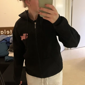 Zip Hoodie - Zip hoodie med tryck! Använt skick. Sitter snyggt!😊