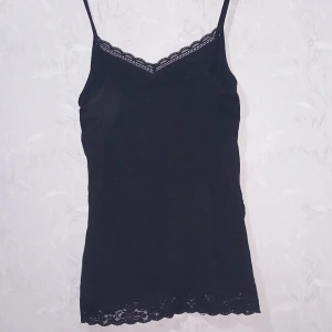 Svart linne med spets - Svart linne med spets till salu  Storlek 40-42(XL)