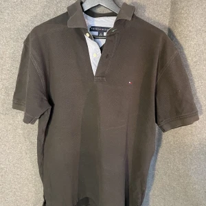 Tommy Hilfiger  - Säljer denna Tommy Hilfiger Pikén! Den är i bra skick, storlek M!!  perfekt till sommaren