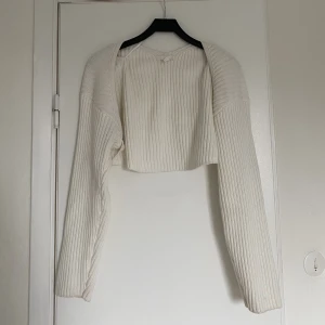 Ribbad kofta - Säljer denna gräddvita ribbade koftan som är köpt på hm. Endast använd en gång. Är i storlek M/L. Säljer för 150kr