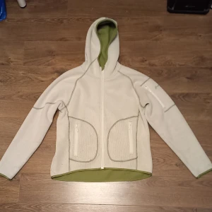 Fet zipup hoodie - Lik nike teck i passform, storlek S oxh funkar som andralagers vid skidor. Kan mötas i malmö, priset är justerbart