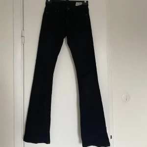 Lågmidjade crockerjeans - Svarta lågmidjade bootcutjeans köpta på crocker. Storleken är 24/34. Passar i längden på mig som är 163. 