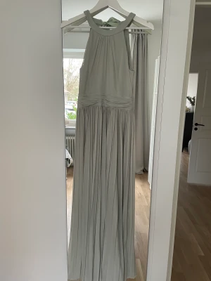 Balklänning  - Säljer min balklänning som är använd en gång!  Storlek 36. Dragkedja och knytning baktill  Jag är 162 cm och den passar bra med hög klackar 